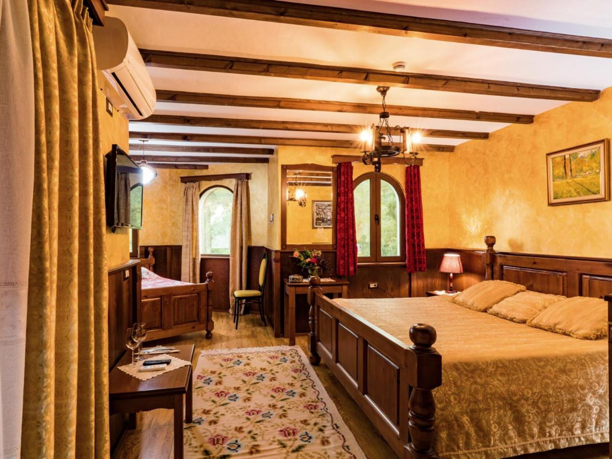 Hotel Castle Park Berat Exterior photo